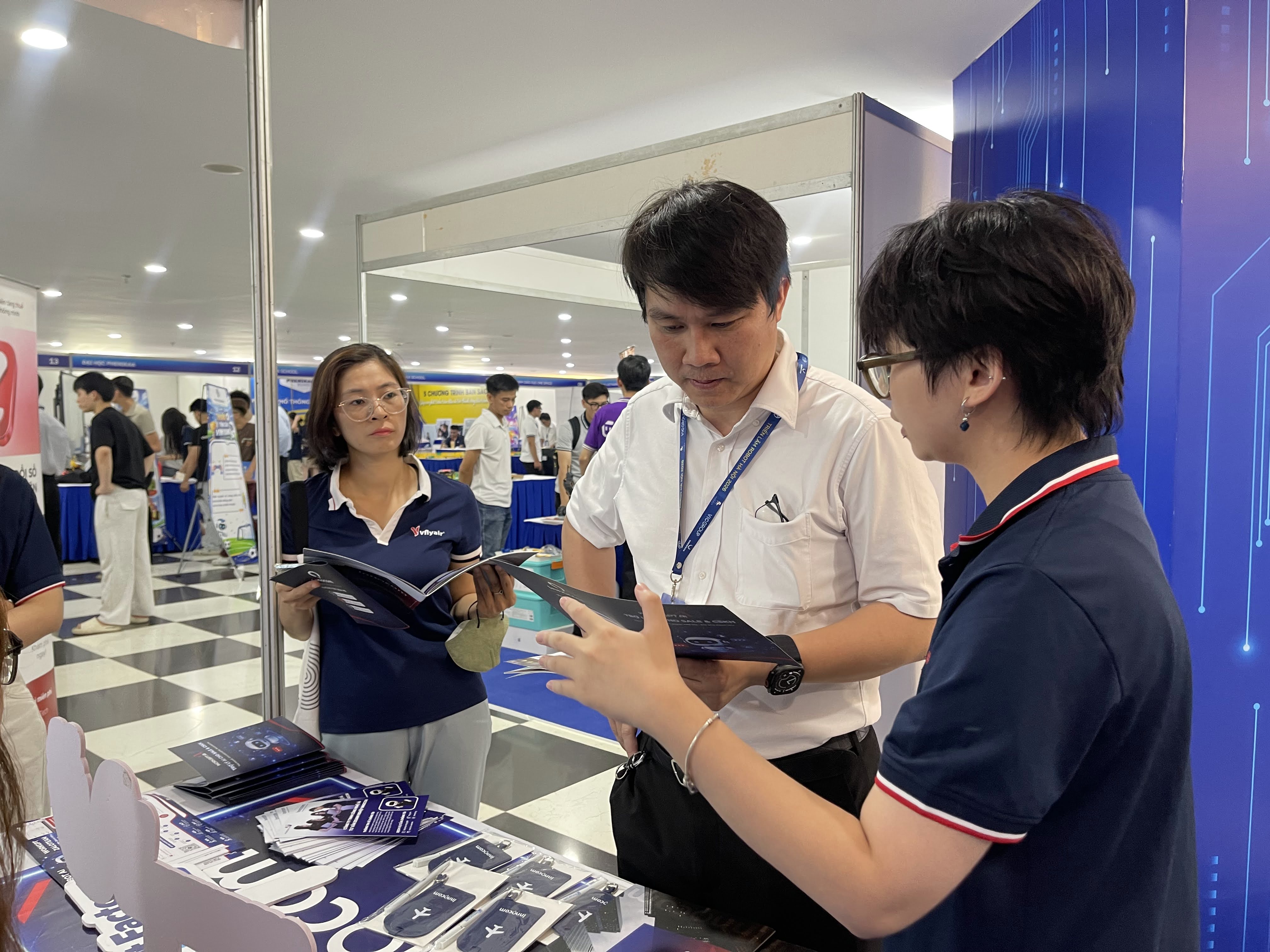 Activities at INNOCOM's booth